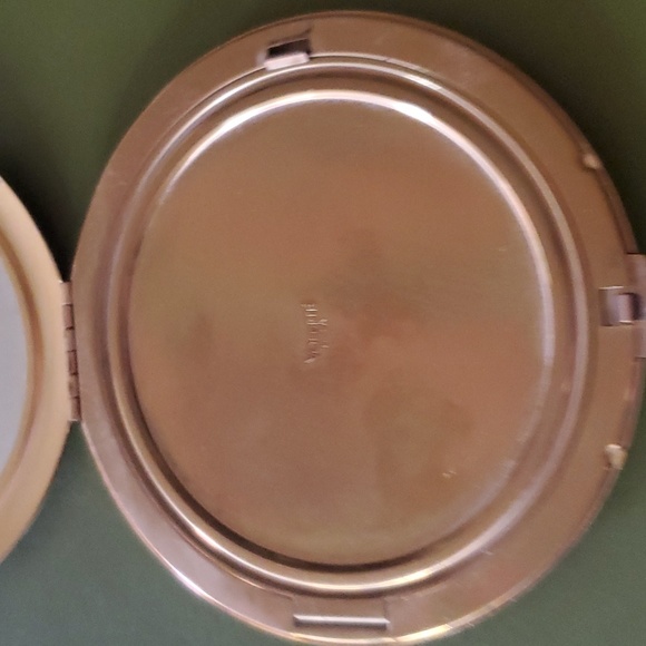 Volupte' Vintage Beautiful Compact - Picture 7 of 7